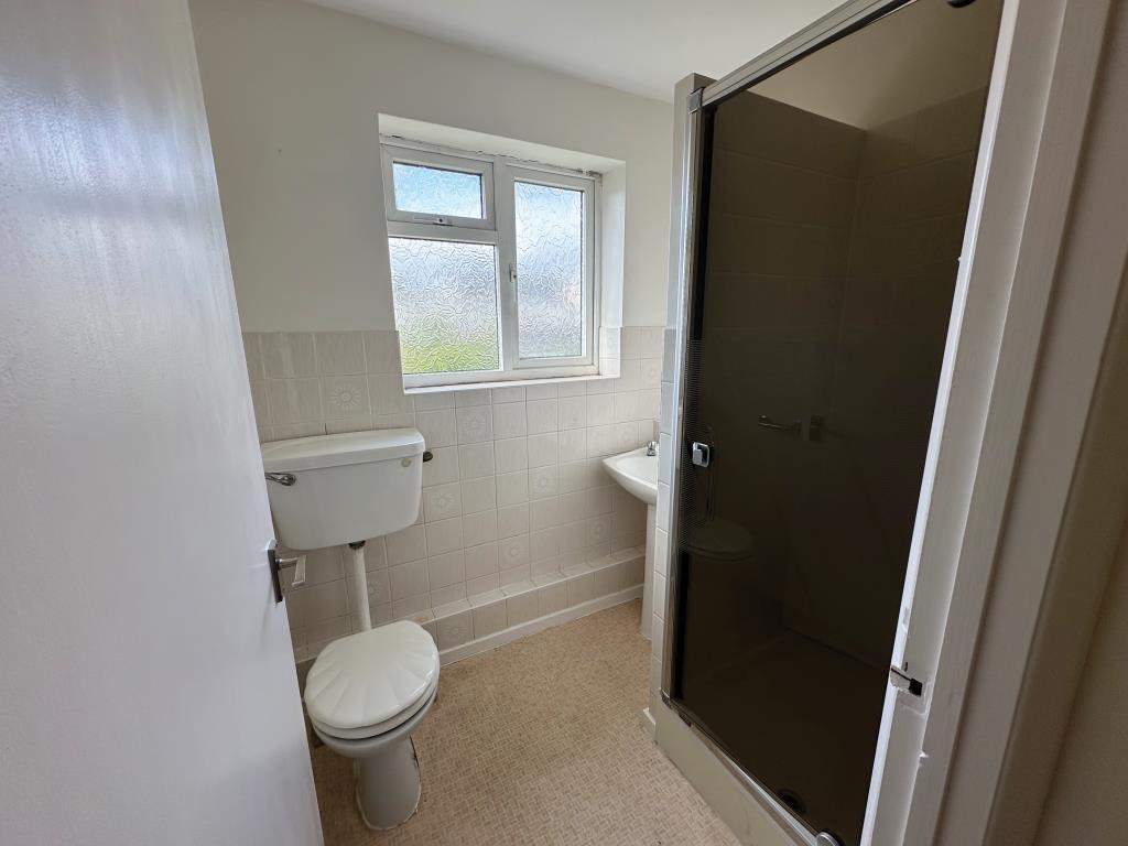 Lot: 144 - SELF-CONTAINED ONE-BEDROOM FLAT - Bathroom